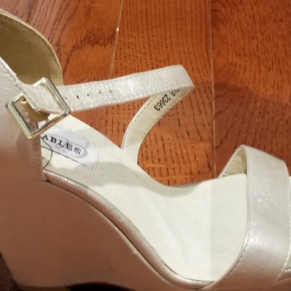 Dyeables Gold Strappy Wedges Size 8 1/2 - Picture 2 of 3